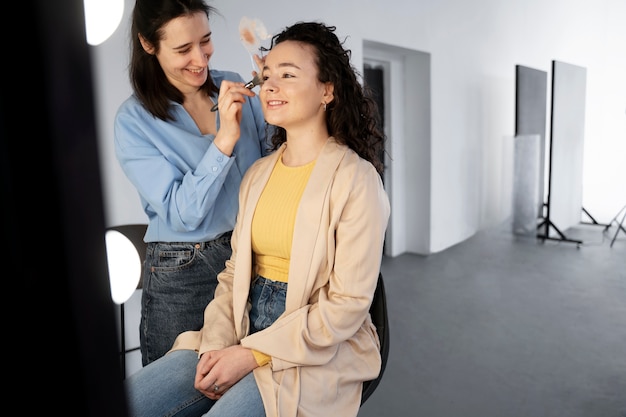 Make-up-Künstler bereitet das Model für das Fotoshooting vor