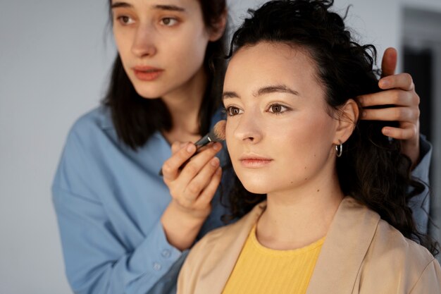 Make-up-Künstler bereitet das Model für das Fotoshooting vor