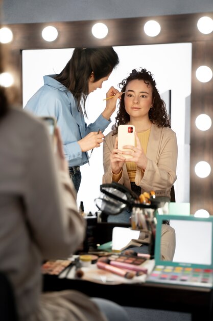 Make-up-Künstler bereitet das Model für das Fotoshooting vor