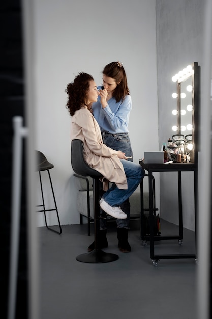 Make-up-Künstler bereitet das Model für das Fotoshooting vor