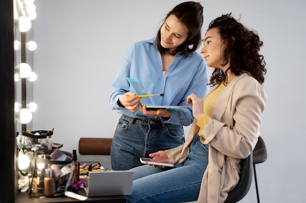 Make-up-Künstler bereitet das Model für das Fotoshooting vor