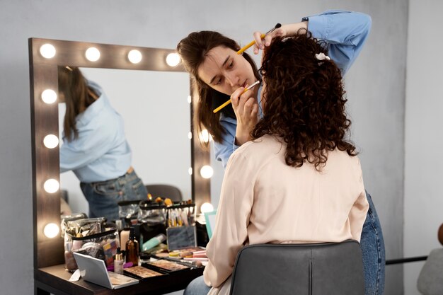 Make-up-Künstler bereitet das Model für das Fotoshooting vor