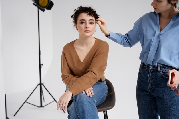 Make-up-Künstler bereitet das Model für das Fotoshooting vor