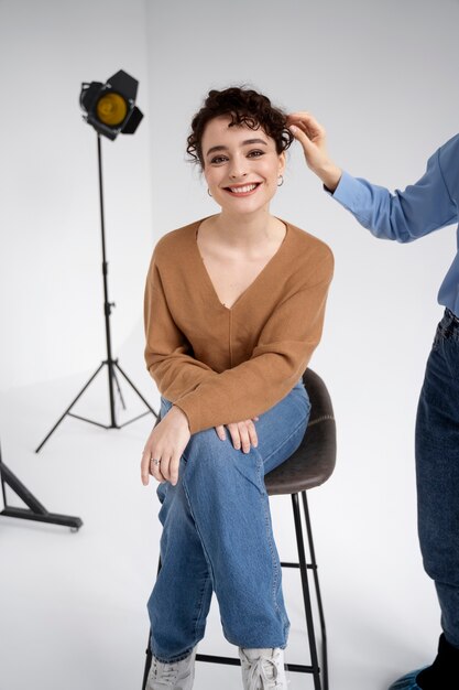 Make-up-Künstler bereitet das Model für das Fotoshooting vor