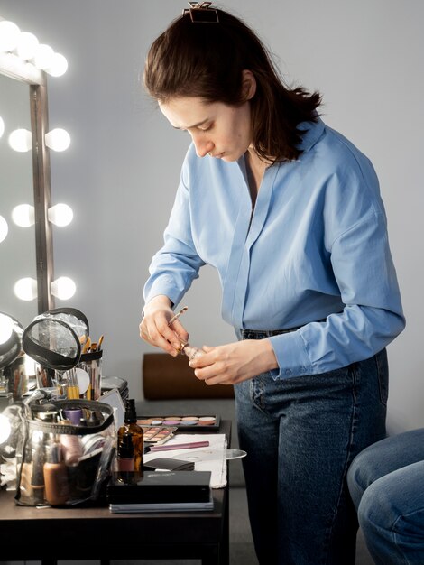 Make-up-Künstler bereitet sich auf das Fotoshooting vor