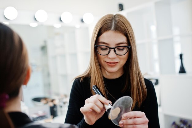 Make-up-Künstlerarbeit in ihrem Beauty-Visage-Studio-Salon Frau, die sich von einem professionellen Make-up-Master bewirbt Beauty-Club-Konzept