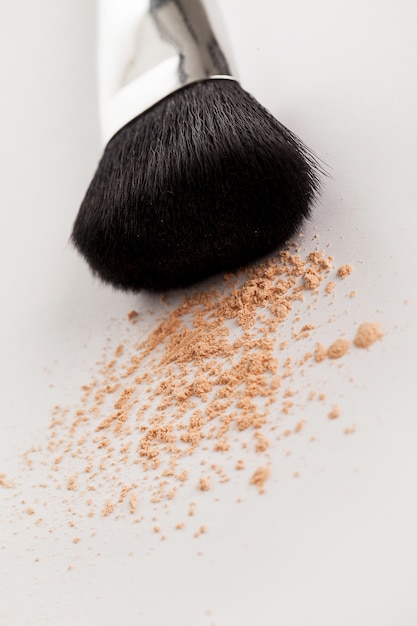 Make-up Naturpinsel mit beigem Puder