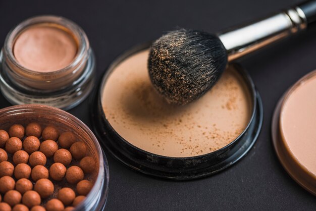 Make-up Pinsel auf Kompaktpuder mit bronzierenden Perlen