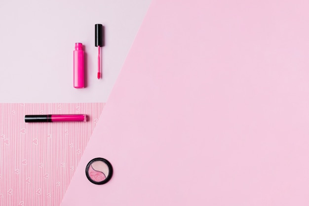 Make-up-Tools auf rosa Oberfläche
