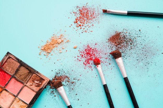 Makeup-Tools und Lidschatten