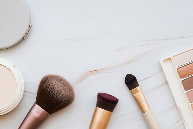 Makeup-Tools und Lidschatten