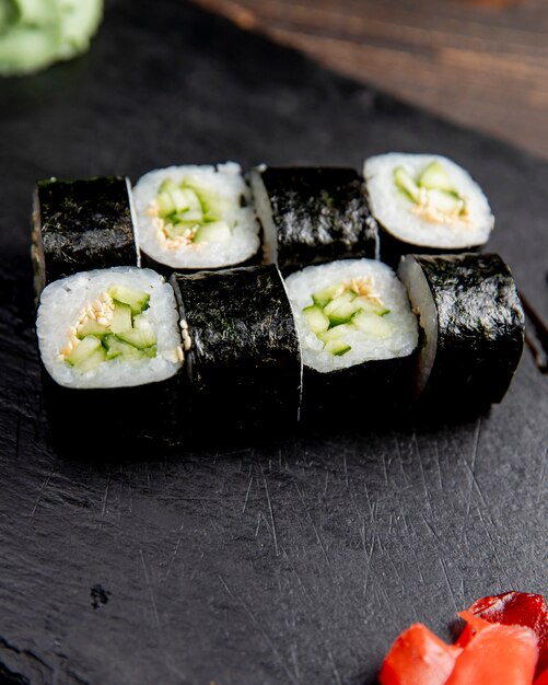 Maki Roll mit Gurken und Sesam