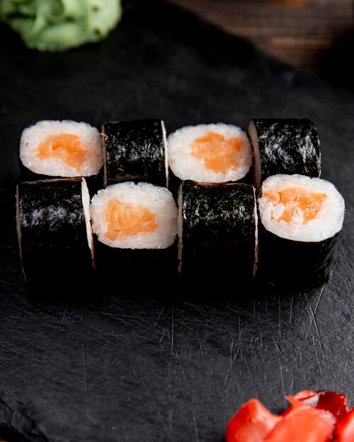 Maki Roll serviert mit Ingwer und Wasabi