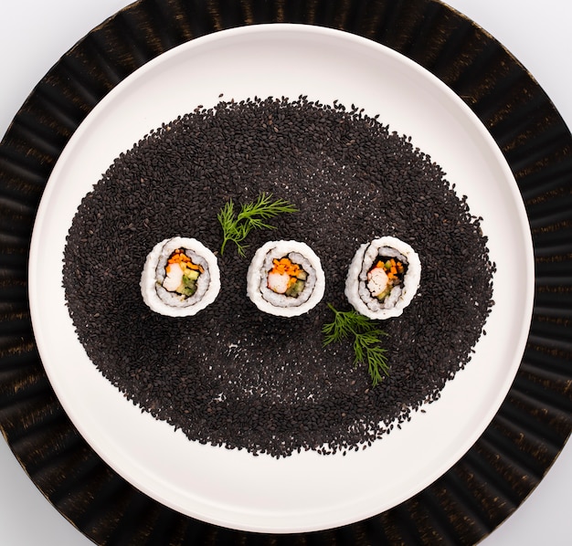 Maki-Sushirollen auf Samen des schwarzen indischen Sesams