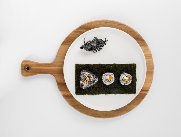 Kostenloses Foto maki-sushirollen mit schwarzem sesam auf nori