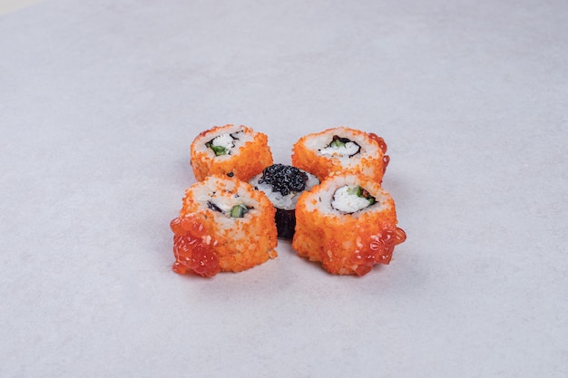 Maki und Kalifornien Sushi rollt auf weißem Hintergrund.