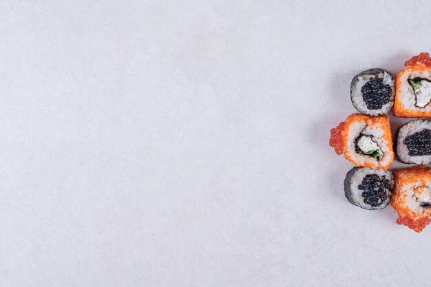 Maki und Kalifornien Sushi rollt auf weißem Hintergrund.