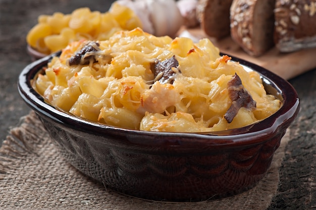 Makkaroni mit Käse, Huhn und Pilzen im Ofen gebacken