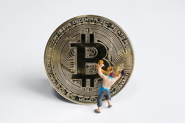 Makro-Miner-Figuren, die an Bitcoin arbeiten. Virtual Cryptocurrency Mining-Konzept