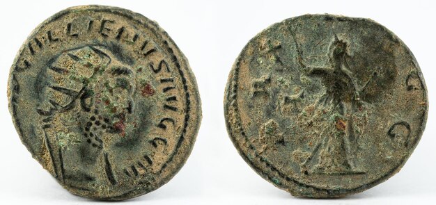 Makroaufnahme einer antiken römischen Kupfermünze von Kaiser Gallienus.