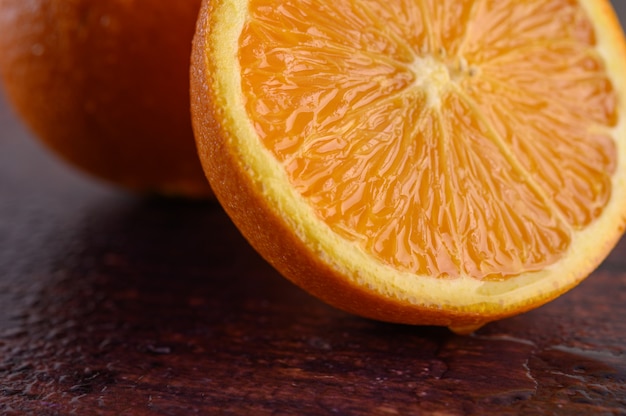 Makrobild der reifen Orange, kleine Schärfentiefe.