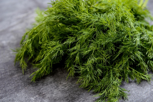 Makrobild von grünem Dill auf grauem Tisch