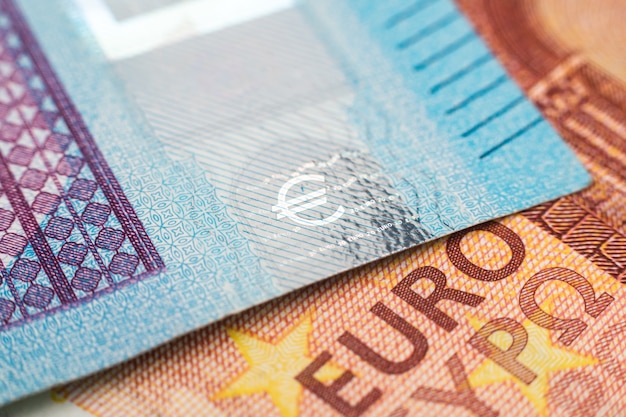 Makrofoto des Wortes Euro auf einer Euro-Banknote