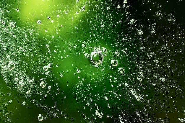 Makrofotografie des transparenten kosmetischen gels mit blasen nach innen. metallische grüne farbe.