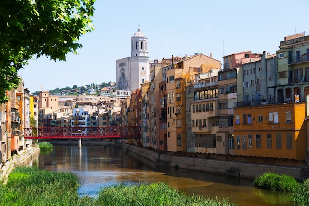 malerische Ansicht von Girona mit Fluss am sonnigen Tag