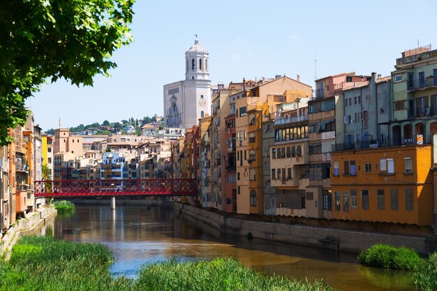 malerische Ansicht von Girona mit Fluss am sonnigen Tag