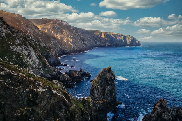 Malerische Landschaft von Meeresfelsen und Klippen in der Nähe des Leuchtturms Cape Ortegal in Carino, Coruna, Spanien