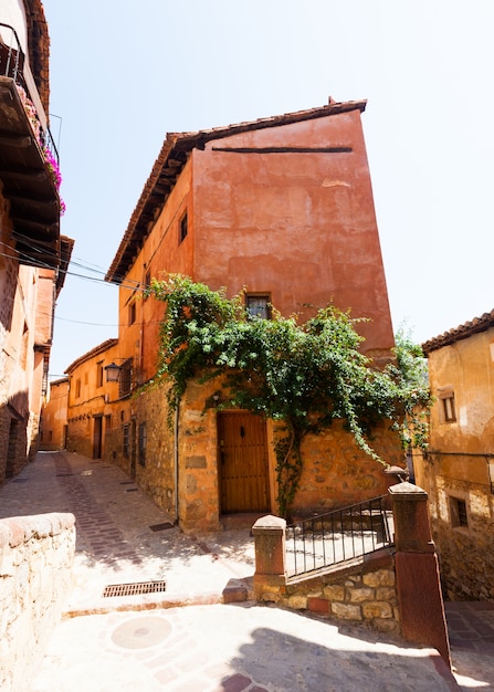 Kostenloses Foto malerische residenz steinige häuser in albarracin