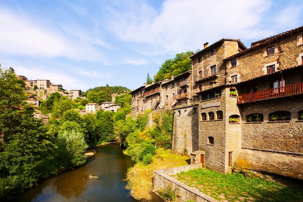 malerischer Blick auf altes katalanisches Dorf
