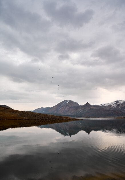 Malerischer Blick auf den Azat-Stausee in Armenien mit der Reflexion der Berge