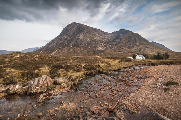 Malerischer Blick auf die Berglandschaft der Teufelstreppe in Schottland bei düsterem Himmel