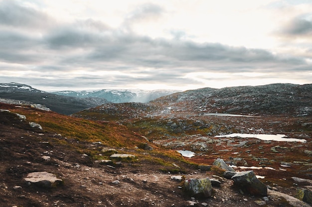 Kostenloses Foto malerischer blick auf die wilde natur im norwegischen nationalpark in der herbstsaison.