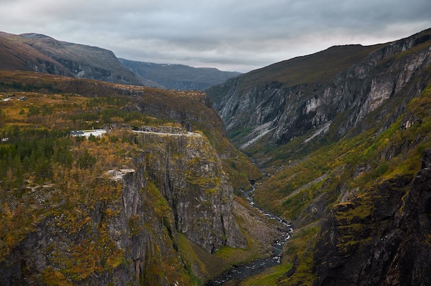 Malerischer Blick auf die wilde Natur im norwegischen Nationalpark in der Herbstsaison.