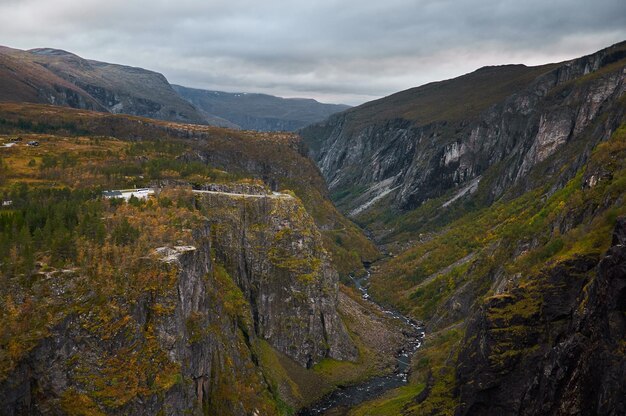 Malerischer Blick auf die wilde Natur im norwegischen Nationalpark in der Herbstsaison.