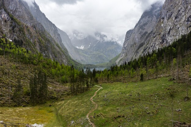 Malerisches Bergpanorama mit grünen Wiesen und idyllischem Türkis