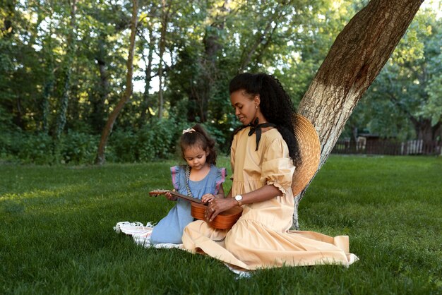 Mama beim Picknick mit ihren Kindern