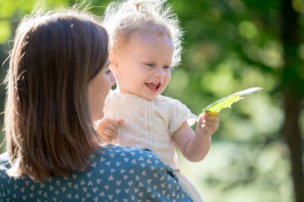 Mama hält Kind