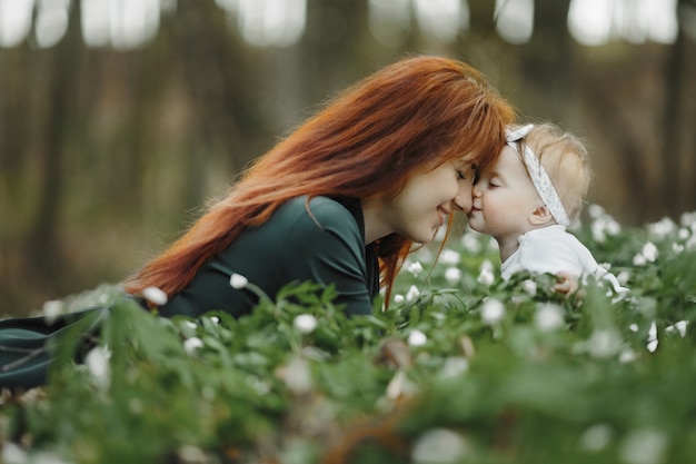 Mama ist glücklich mit ihrer kleinen Tochter