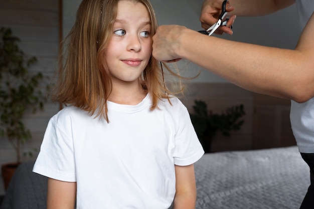 Mama kümmert sich um die Haare ihrer Tochter