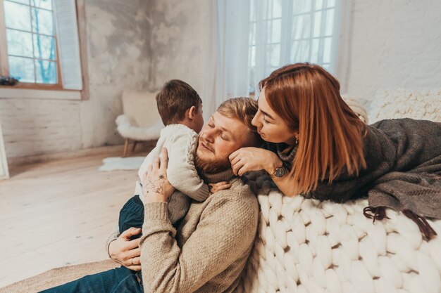 Mama, Papa und Sohn verbringen Zeit miteinander