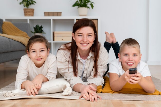 Mama sieht mit ihren Kindern fern