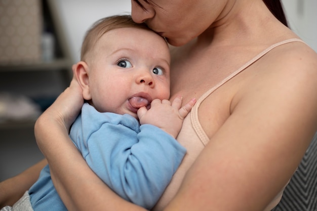 Kostenloses Foto mama stillt ihr kind sanft