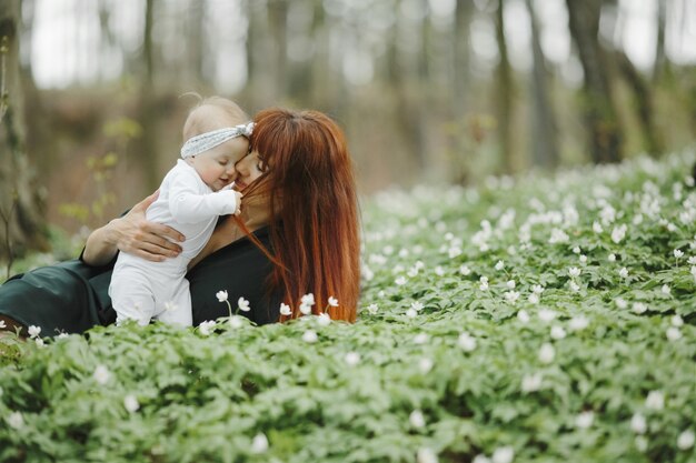 Mama umarmt ihre kleine Tochter mit Liebe