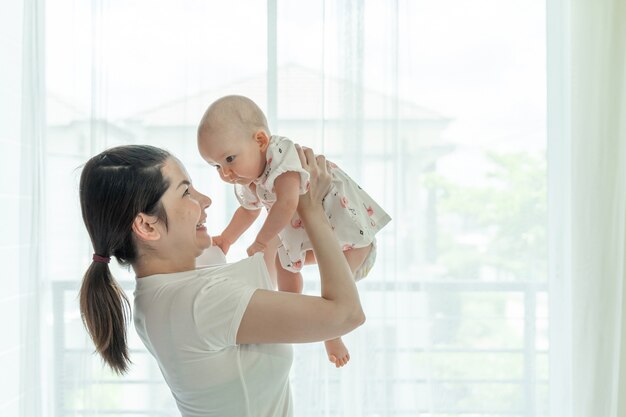 Mama und Baby necken sich glücklich