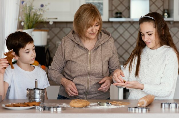 Mama und Kinder in der Küche