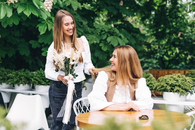 Mama und Mädchen lächeln und umarmen sich